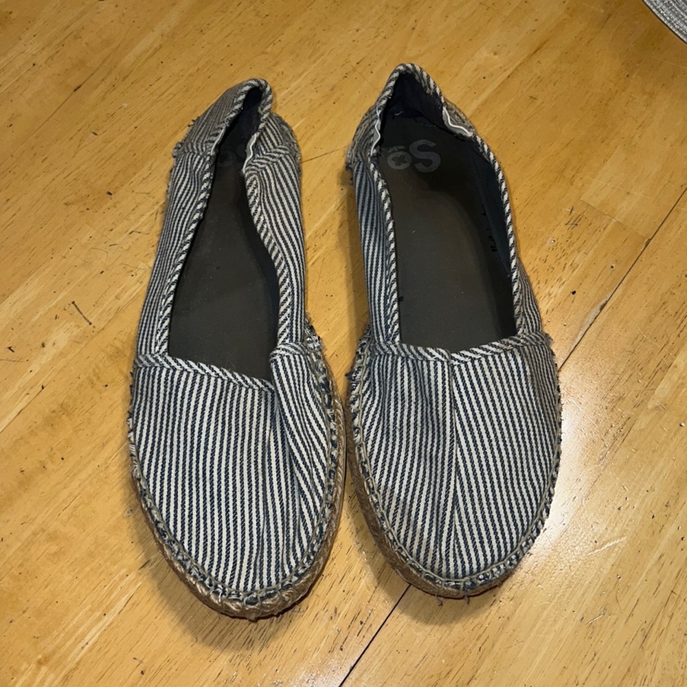 Blue and white striped straw sole flats